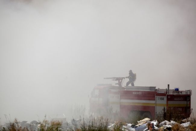 S požiarom skladov v Bušinciach sa hasiči trápili 11 hodín