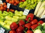 Predajcovia dovezené ovocie a zeleninu v lete vydávali za slovenské