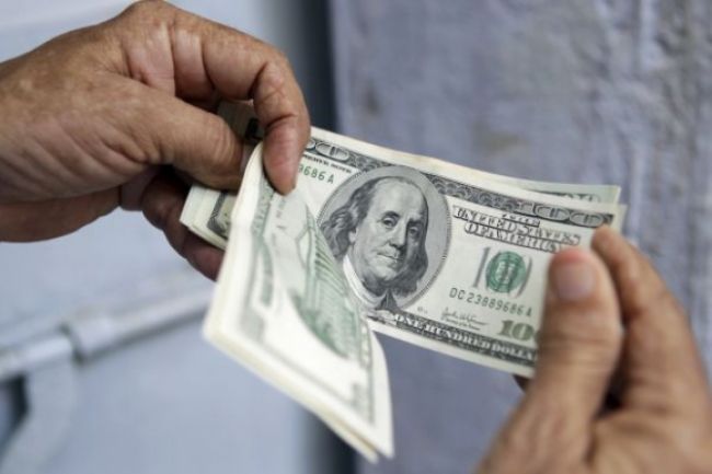 Dolár klesol voči košu svetových mien na osemmesačné minimum