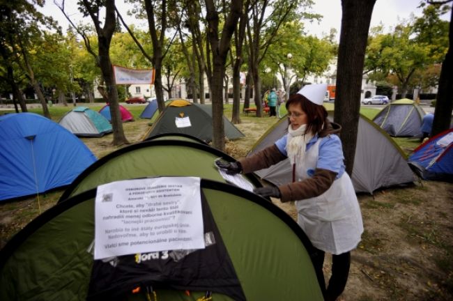 Zdravotné sestry stanujú pred úradom vlády, pozývajú aj Fica