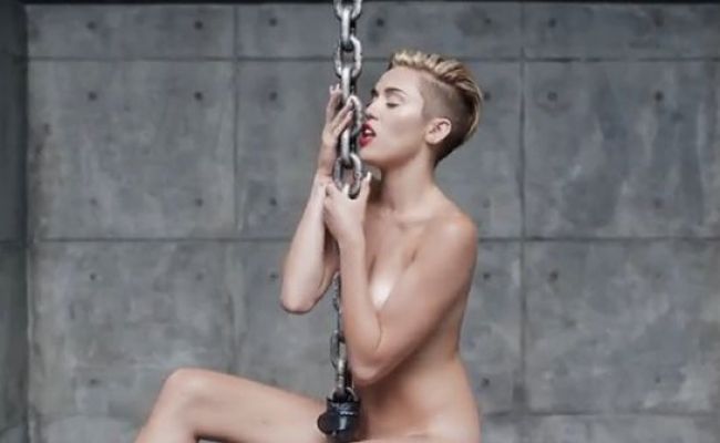 Sinéad O\'Connor varuje Miley Cyrus pred hudobným priemyslom