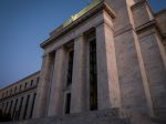 Centrálna banka USA udržuje menovú politiku uvoľnenú
