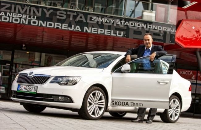 Prezident SZĽH jazdí novým modelom ŠKODA Superb