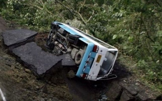 Tragická nehoda: Autobus sa zrútil do 40-metrovej hĺbky