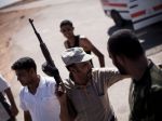 V Líbyi civilisti strieľali na policajtov, použili guľomety