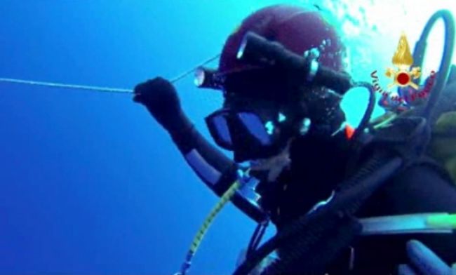 Talianski potápači hľadajú mŕtve telá, akciu sťažuje pošasie