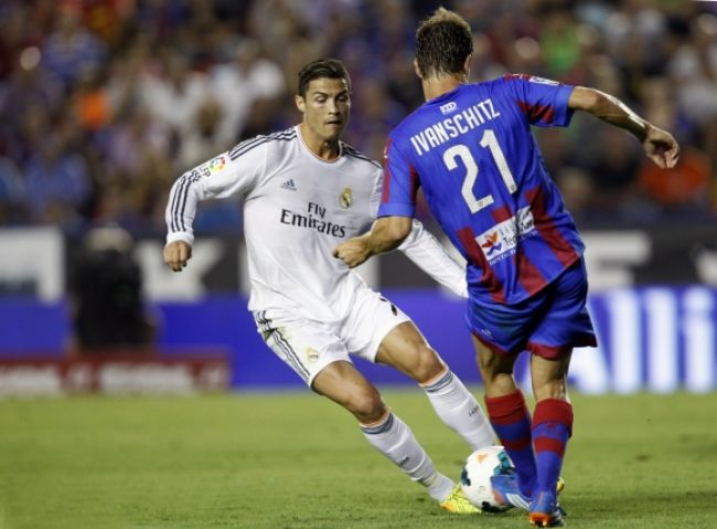 Real zázračne otočil zápas, Barca naďalej suverénna