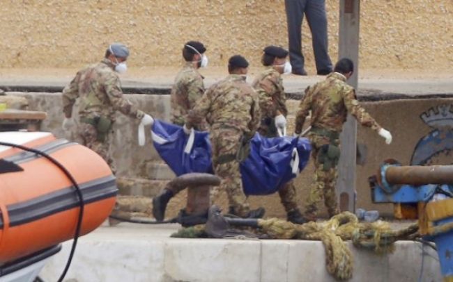 Potápači našli ďalšie telá z potopenej lode pri Lampeduse
