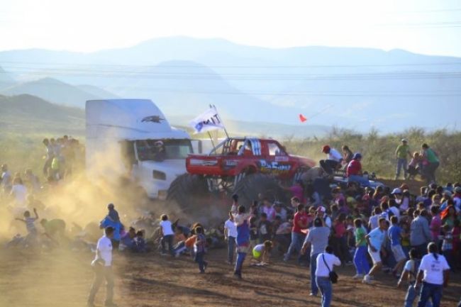 Monster truck vrazil v Mexiku do davu, zabil aj deti