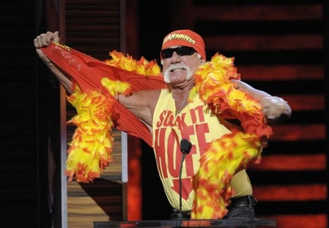 Hulk Hogan si v reklame uťahuje z Miley Cyrus