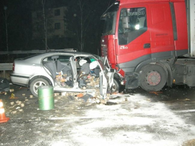 Osobné auto sa čelne zrazilo s poľským kamiónom