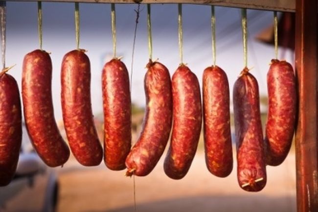 Zlodeja prilákala vôňa, z udiarne zmizlo takmer sto klobás