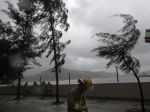 Pre ničivý tajfún v Čine evakuovali štvrť milióna ľudí