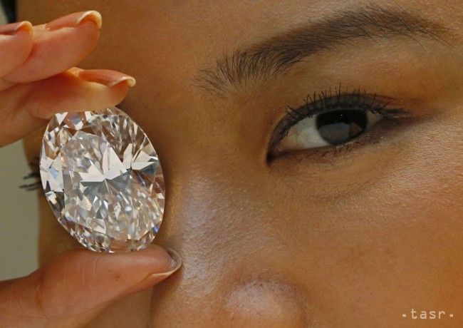 Rekordných 27,3 milióna USD za biely diamant