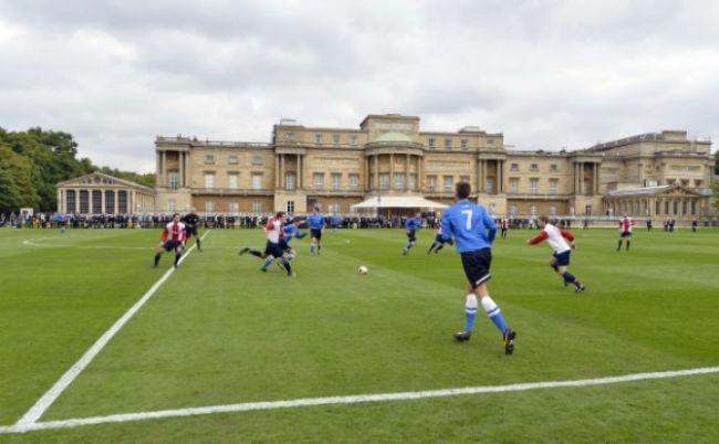 Okná Buckinghamského paláca ohrozovala futbalová lopta