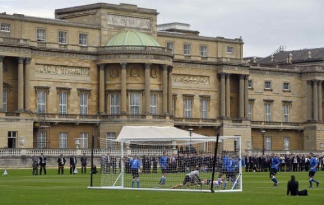 Pod Buckinghamským palácom lietala futbalová lopta