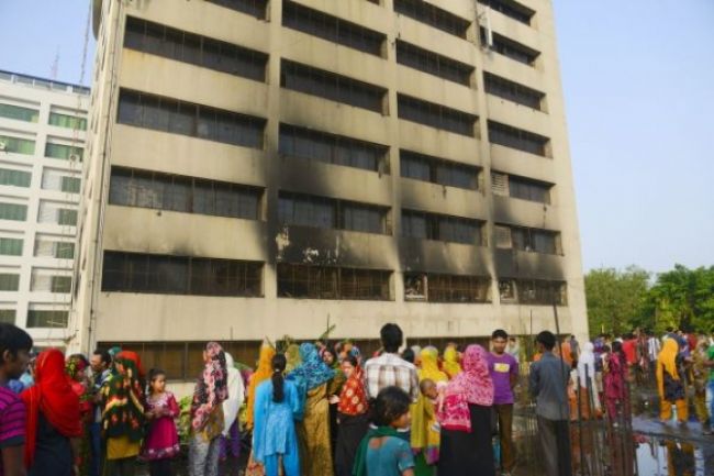 Bangladéšsku továreň zasiahol požiar, zabíjal ľudí