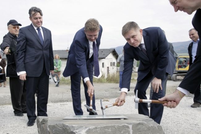 Robert Fico poklepal základný kameň rybej farmy v bani