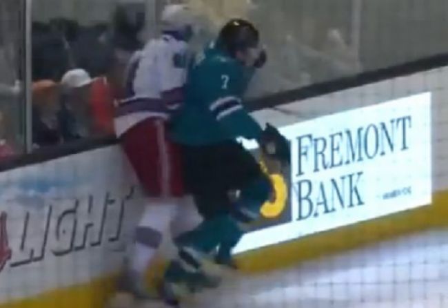 Stuart dostal trojzápasový dištanc v NHL za útok na Nasha