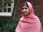 Sacharovovu cenu získala mladá Malála, Taliban chce jej smrť