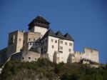 V Trenčíne sa valia kamene z hradného brala, ohrozujú hotel