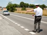 Polícia bude kontrolovať vodičov, cyklistov aj chodcov