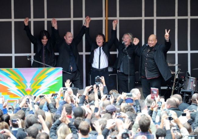 Paul McCartney odohral v New Yorku 15-minútový koncert