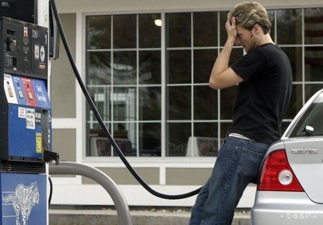 Novomanžel zabudol svoju nevestu na pumpe, všimol si to až po hodinách