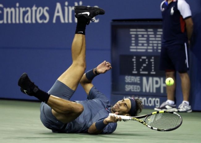 Rafael Nadal hral na US Open s trhlinou v brušnom svalstve