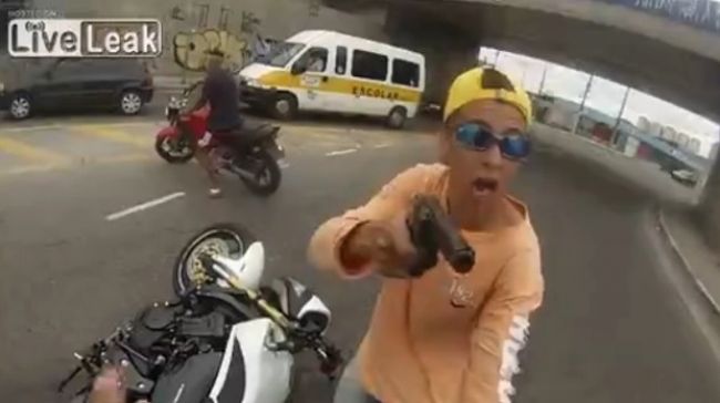 Video: Zlodej motorky vs. policajt