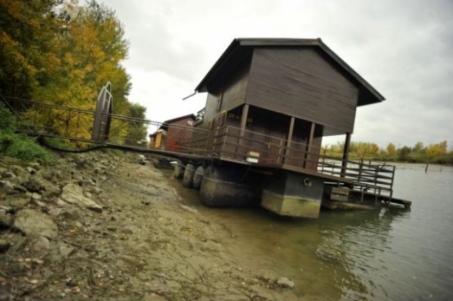 Na ramene Dunaja sa potápa hausbót, zachraňujú ho hasiči