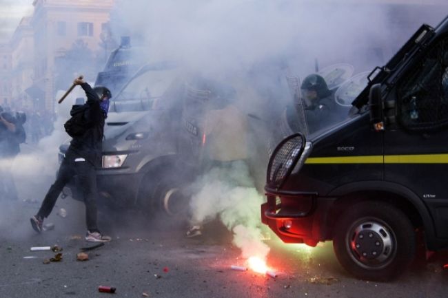 Masové protesty proti škrtom v Taliansku poznačilo násilie