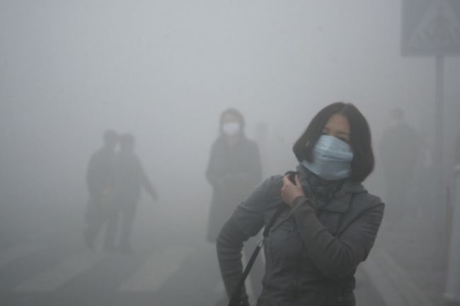 Sever Číny zahalil smog, zavreli školy aj cesty