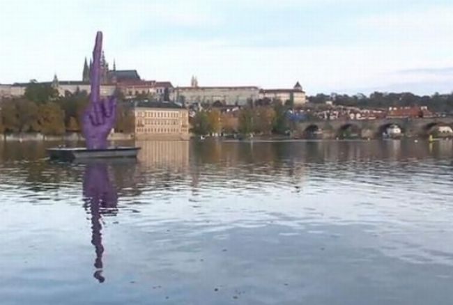 Na Pražský hrad mieri obrovský vztýčený prostredník