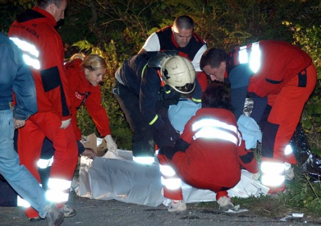 Vodička pri cúvaní z dvora prešla babičku, tá zomrela