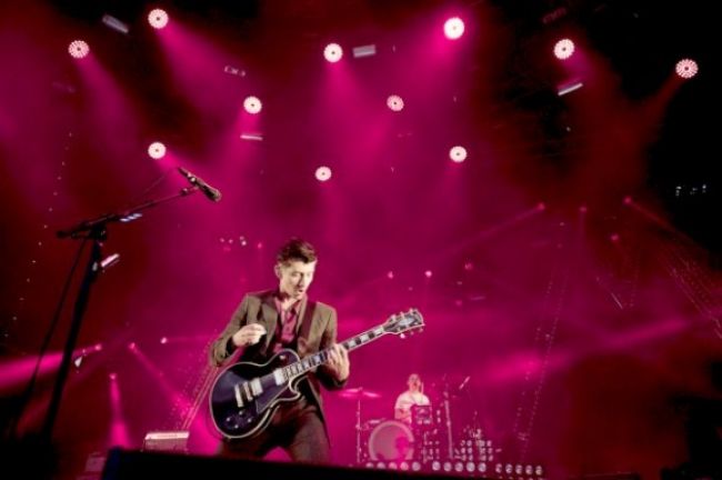 Arctic Monkeys zverejnili klip k piesni One of the Road