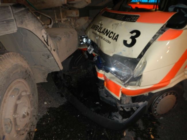 V Trnave sa zrazila sanitka s nákladným autom