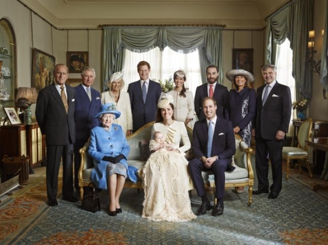 Zverejnili oficiálne fotografie princa Georgea po krste