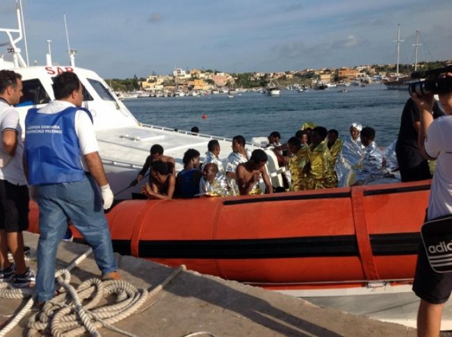 Pri Lampeduse zadržali ďalších viac ako 800 utečencov