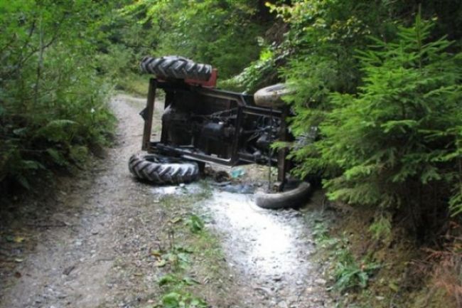 Muža z Levíc privalil traktor, transportoval ho vrtuľník