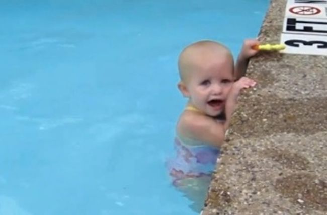 Video: Dieťa prepláva bazén na jedno nadýchnutie