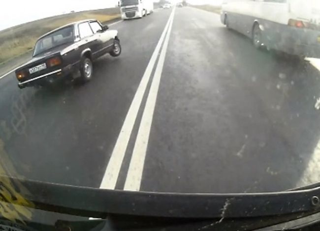 Video: Zrážka auta s kamiónom