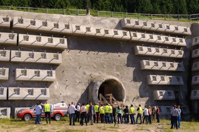 Skanska a Strabag sú znovu v hre o tunel Višňové