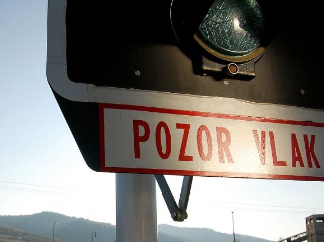 Smrť na priecestí, mladík vystúpil z auta a zrazil ho vlak