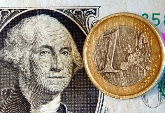 Euro voči doláru kleslo na dvojtýždňové minimum