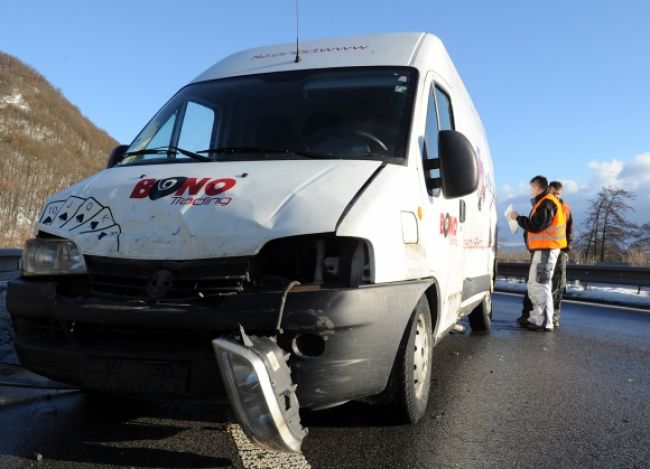 Tragická nehoda, mladá žena zomrela po zrážke s nákladiakom