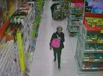 Polícia hľadá zlodejku kabeliek, z účtov vybrala stovky eur