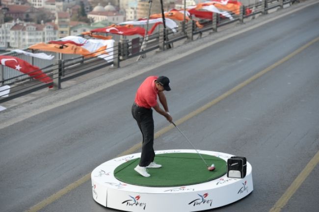 Tiger Woods odpaľoval loptičky z Európy do Ázie