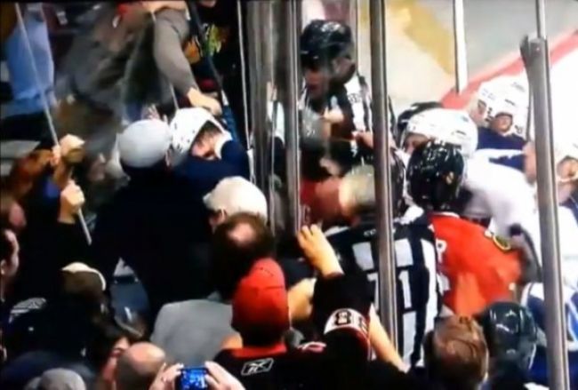 Pardymu počas zápasu NHL ukradli z hlavy prilbu