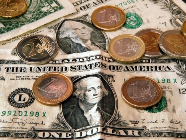 Spoločná európska mena voči doláru oslabila